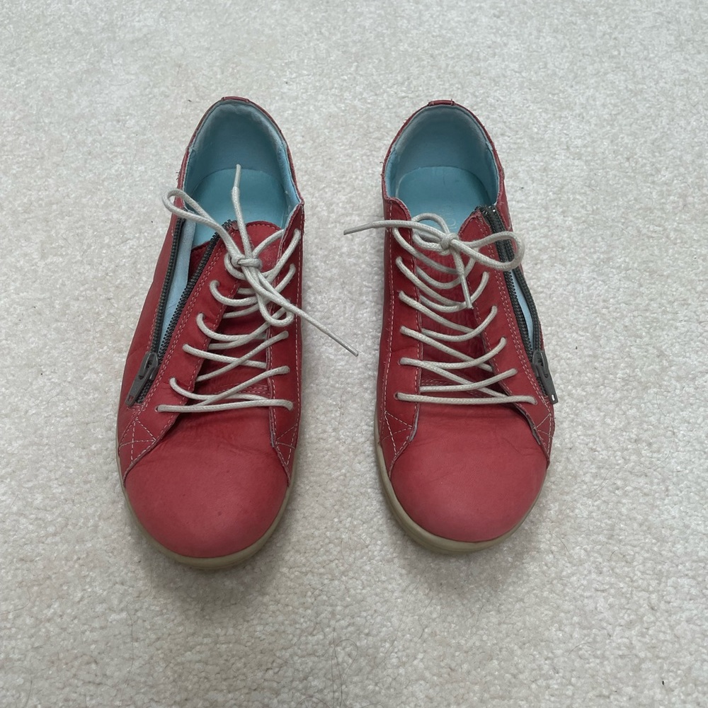 Cloud sneakers side zipper for easy on & off red size 8 good condition
